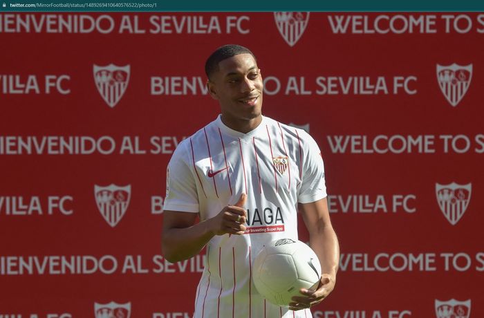 Penyerang pinjaman Manchester United, Anthony Martial bergabung dengan Sevilla.