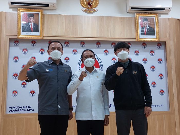 Ketua Umum PSSI, Mochamad Iriawan, Menpora, Zainudin Amali, dan Pelatih timnas Indonesia, Shin Tae-yong dalam jumpa pers pembahasan naturalisasi, di Kantor Kemenpora, Jakarta, Kamis (10/2/2022).