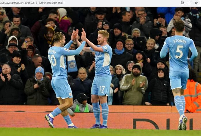 Gelandang andalan Manchester City, Kevin De Bruyne, merayakan gol ke gawang Brentford pada pekan ke-24 Liga Inggris 2021-2022 di Stadion Etihad, Rabu (9/2/2022).