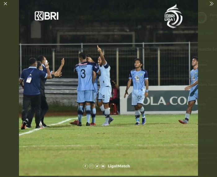 Selebrasi penyerang Persela Lamongan, Selwan Al-Jaberi usai encetak gol ke gawang Persebaya Surabaya dalam laga pekan ke-24 Liga 1 2021-2022 di Stadion Gelora Ngurah Rai, Denpasar, Bali, Kamis (10/2/2022). 