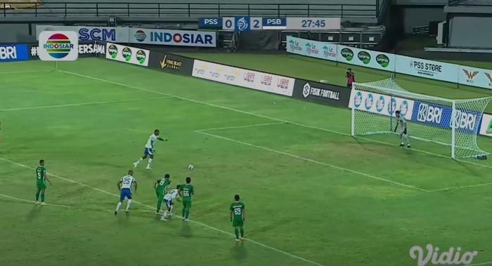Bruno Cantanhede saat gagal mengeksekusi penalti dalam laga PSS kontra Persib (11/2/2022). 