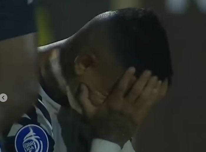 Ciro Alves yang menangis karena semua tembakannya dimentahkan Teja Paku Alam (30/1/2022). 