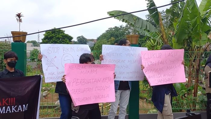 Aksi protes di depan komplek makam Vanessa Angel, Sabtu (12/02/2022)