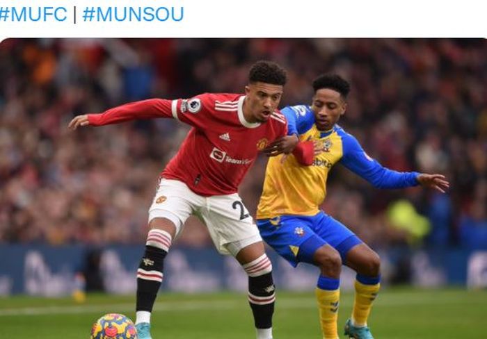 Winger Manchester United, Jadon Sancho, berduel dengan bek Southampton, Kyle Walker-Peters, dalam laga Liga Inggris di Stadion Old Trafford, Sabtu (12/2/2022).