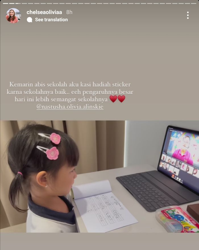 Unggahan Chelsea Olivia yang memberikan hadiah kepada anaknya supaya semangat sekolah.