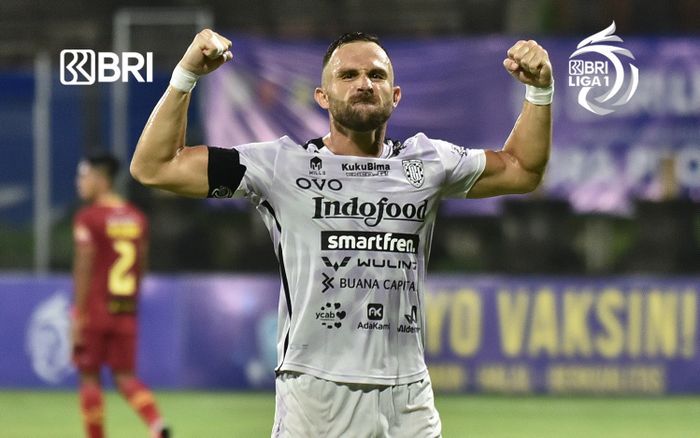 Striker Bali United, Ilija Spasojevic, merayakan gol yang dicetaknya ke Bhayangkara FC pada pekan ke-24 Liga 1 2021-2022.