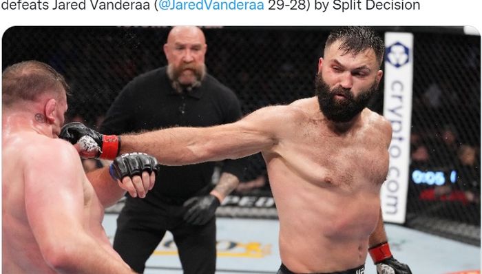 Jagoan kelas berat, Andrei Arlovski (kanan) saat beraksi di oktagon.