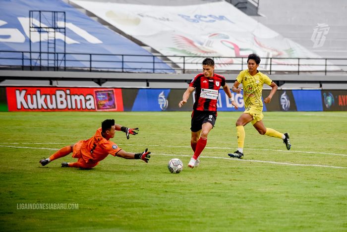 Barito Putera versus Persipura Jayapura pada laga pekan ke-25 Liga 1 2021-2022 di Stadion Kapten I Wayan Dipta, Gianyar, Bali, Senin (14/2/2022).