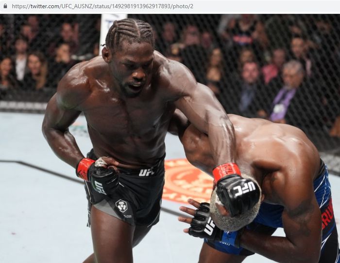 Jared Cannonier (kiri) setelah melepaskan elbow kepada Derek Brunson (kanan) pada ajang UFC 271 di Toyota Center, Houston, Texas, Amerika Serikat, Sabtu (12/2/2022).