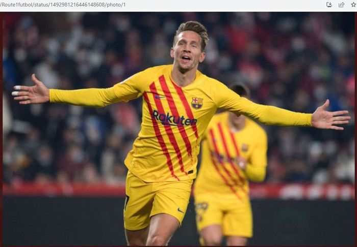 Striker Barcelona, Luuk de Jong, merayakan gol yang dicetak ke gawang Espanyol pada laga lanjutan Liga Spanyol di RCDE Stadium, Minggu (13/2/2022).