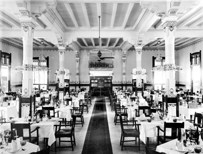 Ruang makan Hotel des Indes.