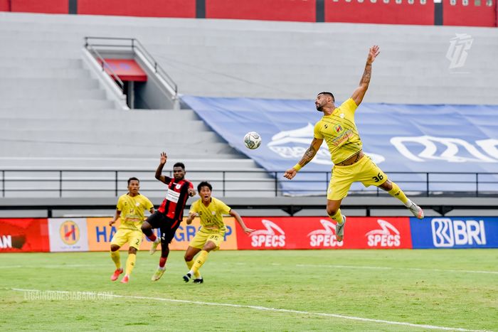 Barito Putera versus Persipura Jayapura pada laga pekan ke-25 Liga 1 2021-2022 di Stadion Kapten I Wayan Dipta, Gianyar, Bali, Senin (14/2/2022).