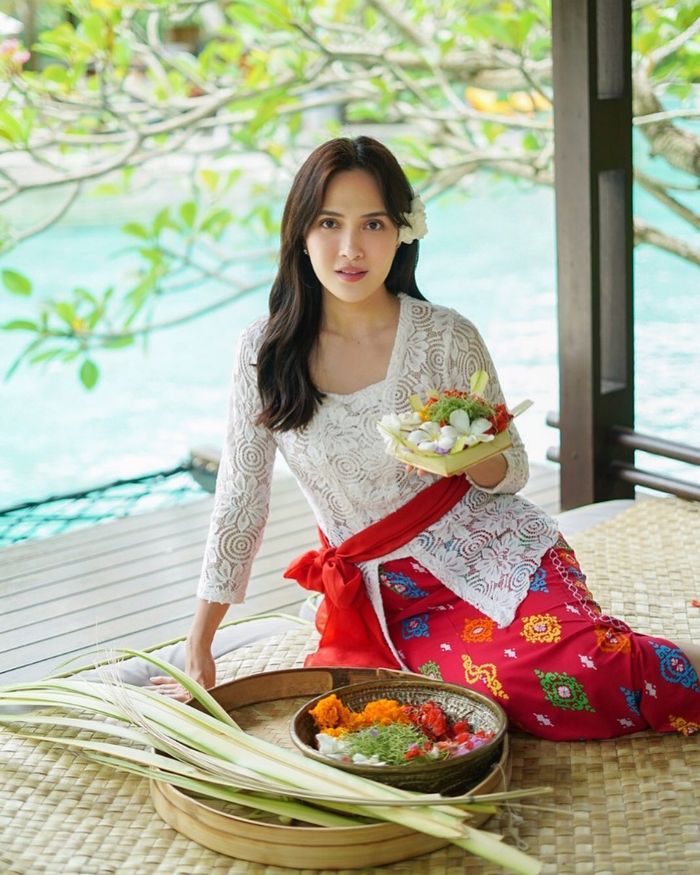Shandy Aulia saat kenakan baju tradisional Bali.