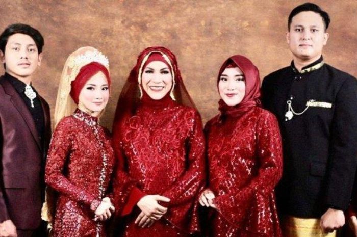 Dorce Gamalama diketahui memiliki tiga anak angkat.  