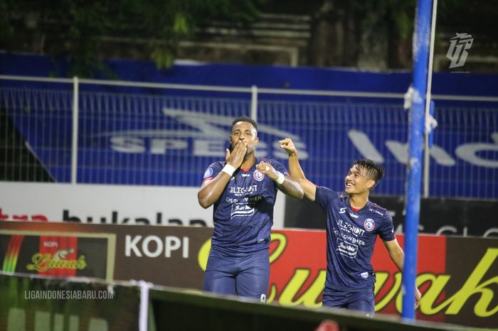 Striker Arema FC, Carlos Fortes melakukan selebrasi setelah mencetak gol ke gawang Madura United pada laga pekan ke-26 di Stadion I Gusti Ngurah Rai, Denpasar, Jumat (18/2/2022).