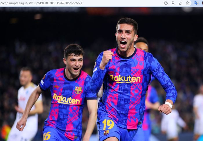 Penyerang Barcelona, Ferran Torres, merayakan gol ke gawang Napoli pada laga leg pertama babak play-off Liga Europa 2021-2022 di Stadion Camp Nou, Kamis (17/2/2022).