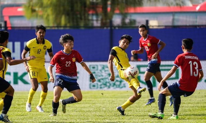 Duel antara pemain Malaysia dan Laos pada fase grup Piala Asia U-23 2022.