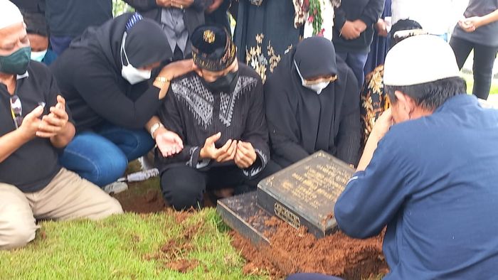 Doddy Sudrajat di pemakaman ayahnya