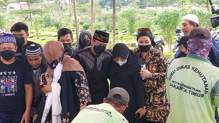 Suasana pemakaman kakek Vanessa Angel