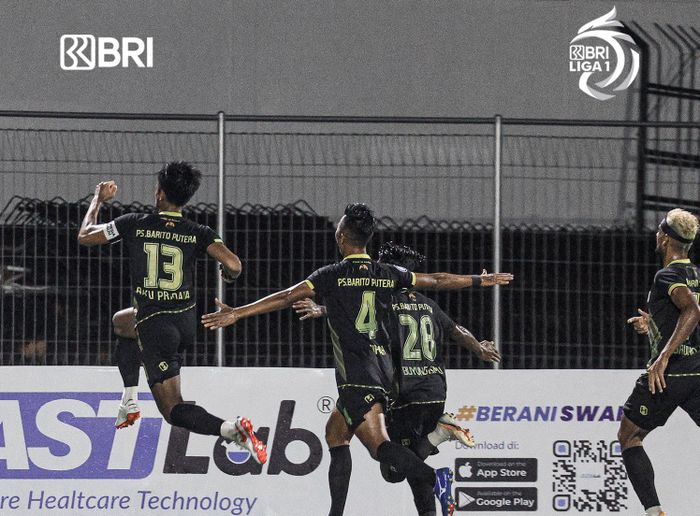 Pemain Barito Putera merayakan gol yang dicetak Bayu Pradana ke gawang Persela Lamongan pada pekan ke-26 Liga 1 2021-2022.