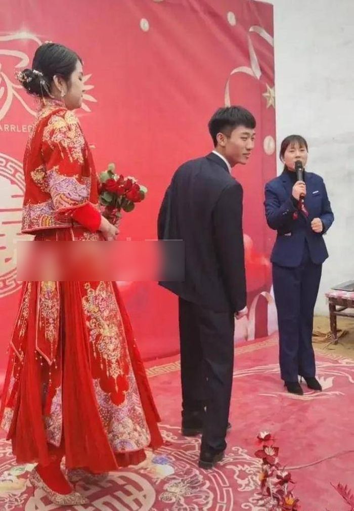 Perbedaan tinggi pasangan ini jadi sorotan