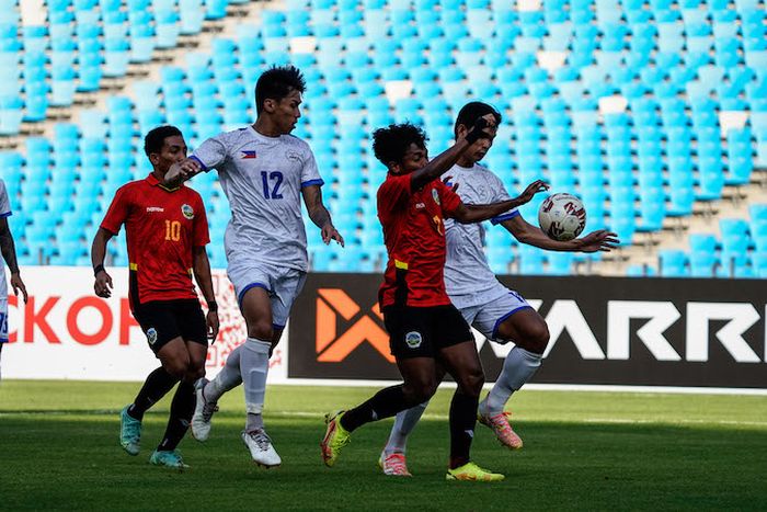 Duel antara pemain Timor Leste dan Filipina di Piala AFF U-23 2022.