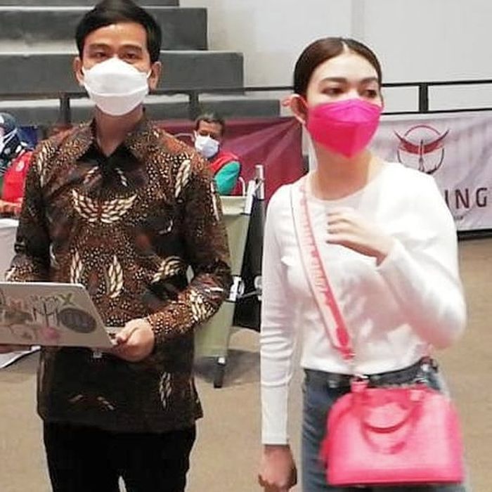 Tampilan Selvi Ananda saat dampingi Jan Ethes lomba Taekwondo