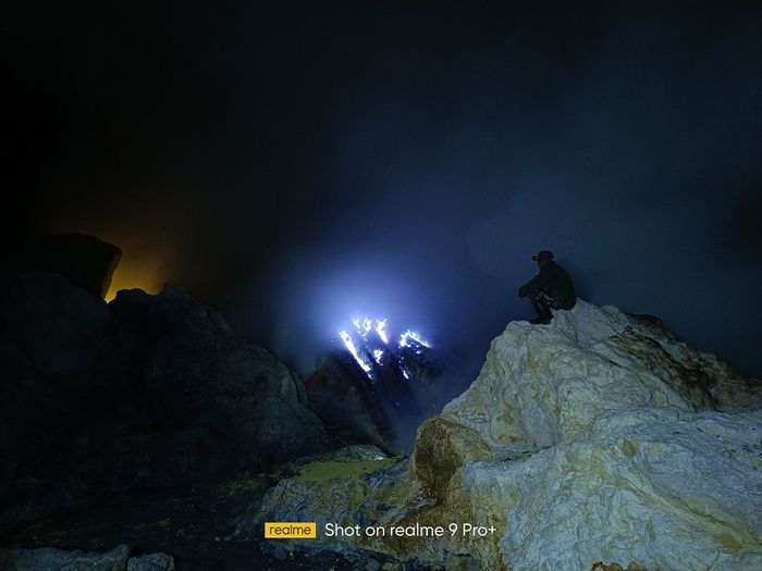 Lanskap blue fire di Kawah Ijen.