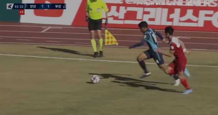 Asnawi Mangkualam saat melepas umpan silang gagal dalam laga Ansan Greeners vs Busan Ipark (20/2/2022). 