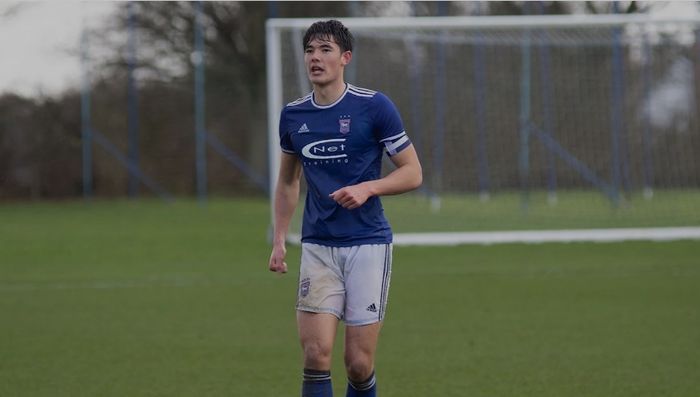 Elkan Baggott saat menjadi kapten Ipswich Town U-23 dalam laga kontra Watford U-23, Senin (21/2/2022). 