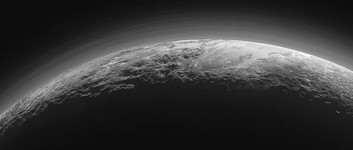 Kabut dengan banyak lapisan di atmosfer Pluto. Bagian dari dataran Sputnik Planitia dengan pegunungan terdekat terlihat di bawah. Foto oleh New Horizons, diambil 15 menit setelah pendekatan terdekat ke Pluto.