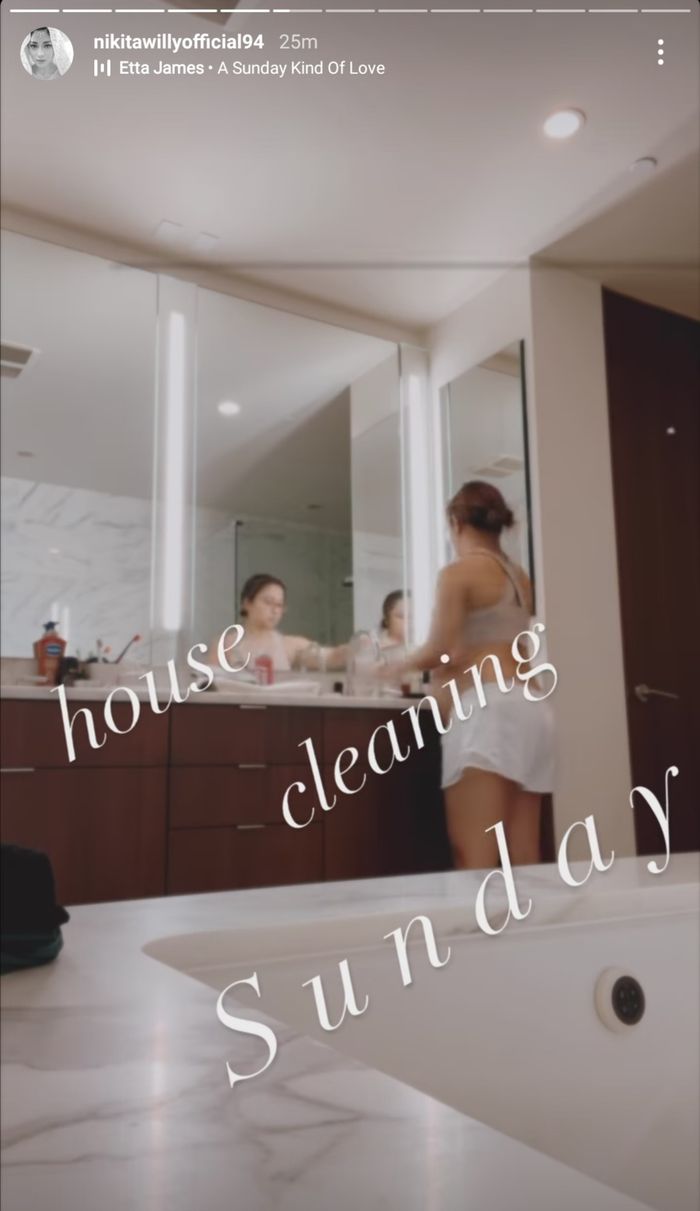 Kamar mandi di rumah artis Nikita Willy di sebuah apartment di Los Angeles. 