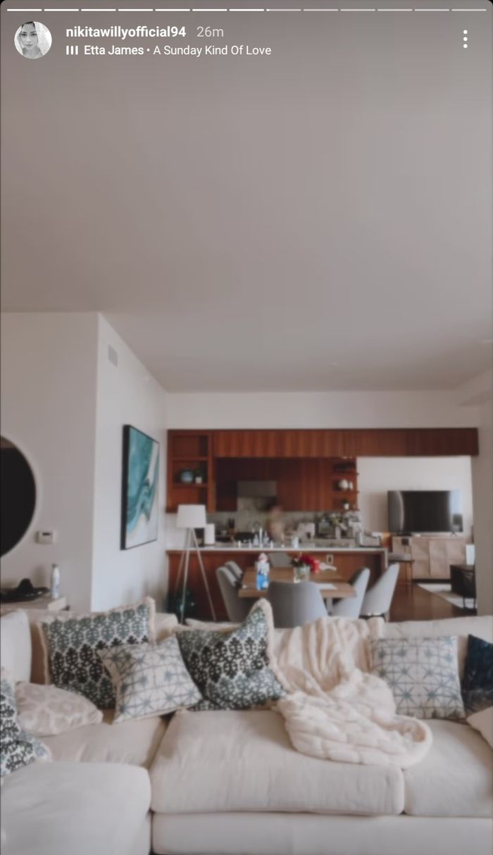 Living area di rumah artis Nikita Willy di sebuah apartment di Los Angeles. 