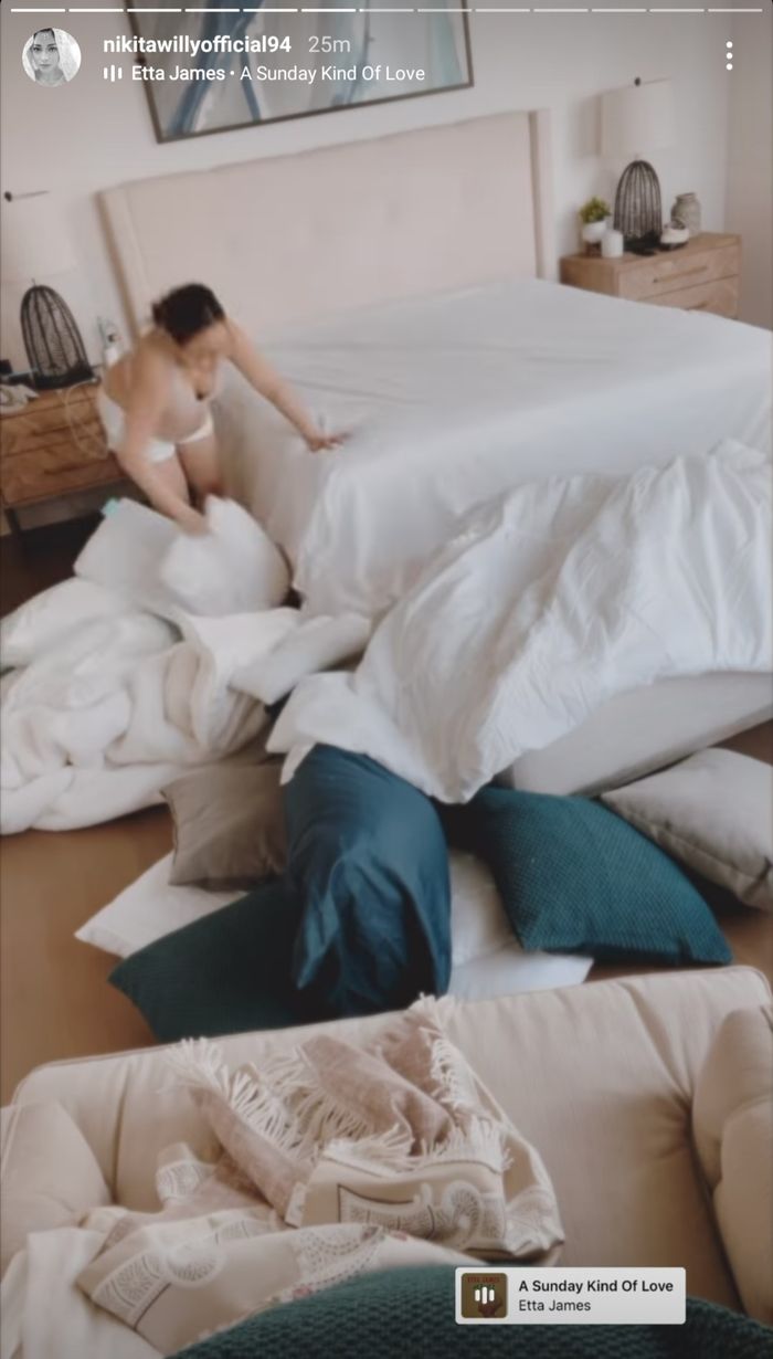 Kamar tidur di rumah artis Nikita Willy yang ada di sebuah apartment di Los Angeles. 