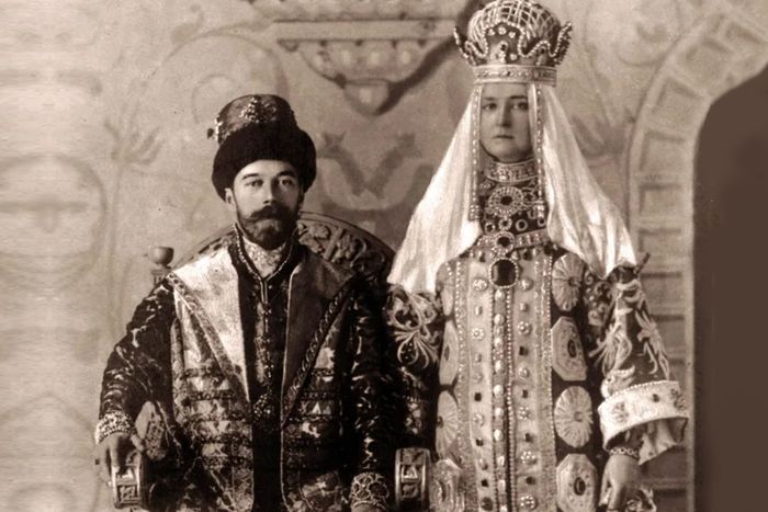 Tsar Nicholas II dan permaisurinya, Alexandra, 1894. Alexandra merupakan salah satu cucu Victoria yang tidak menuruti rencana perjodohan neneknya. Ia pun menikah dengan pria pilihannya.