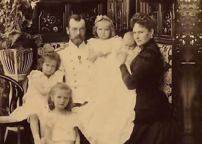 Potret Tsar Nicholas II bersama dengan keluarganya pada 16 Agustus 1901.