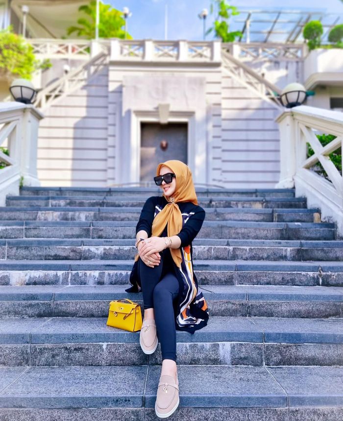 Syahrini dengan paduan celana legging yang ketat