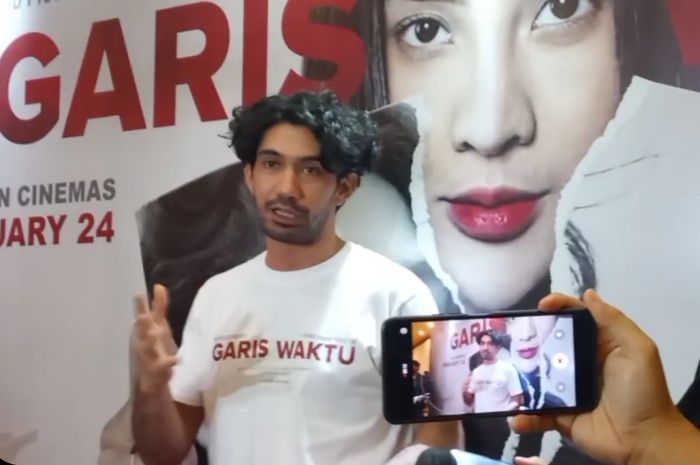 Reza Rahadian saat Grid.ID temui di Plaza Senayan, Jakarta Pusat, Selasa (22/2/2022). 