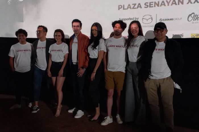 Hanung Bramantyo dan pemain film Garis Waktu di Plaza Senayan, Jakarta Pusat, Selasa (22/2/2022).