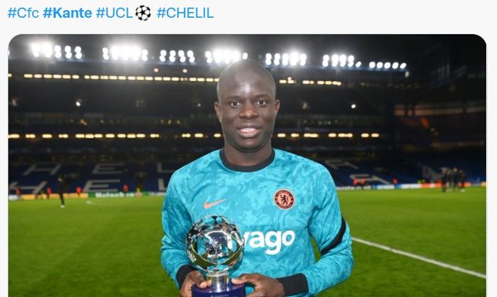 Pemain Chelsea, N'golo Kante, menerima penghargaan Man of the Match atas penampilan briliannya dalam laga melawan Lille.