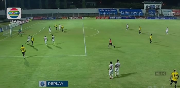 Momen Renan Alves yang onside sebelum membobol gawang Persija (23/2/2022), wasit menganggap momen ini offside. 