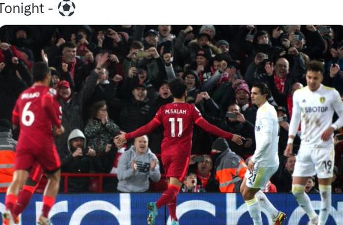 Striker Liverpool, Mohamed Salah, mencetak gol ke gawang Leeds United dalam laga Liga Inggris di Stadion Anfield, Rabu (23/2/2022).