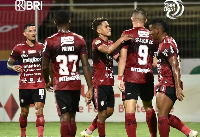 Pemain Bali United merayakan gol yang dicetak Ilija Spasojevic ke gawang Persipura Jayapura pada pekan ke-27 Liga 1 2021-2022.