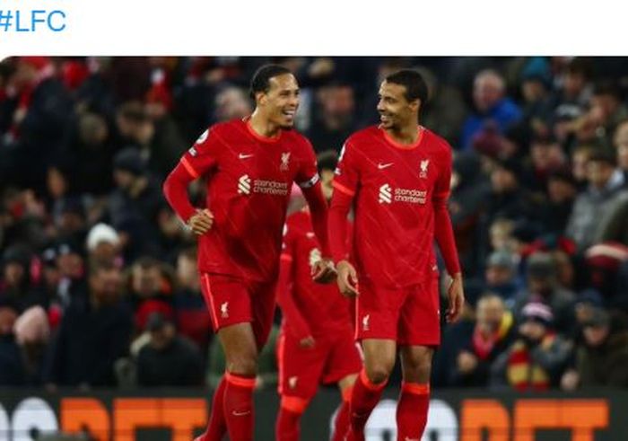 Dua bek tengah Liverpool, Virgil van Dijk dan Joel Matip, melakukan selebrasi dalam laga Liga Inggris kontra Leeds United di Stadion Anfield, Rabu (23/2/2022).