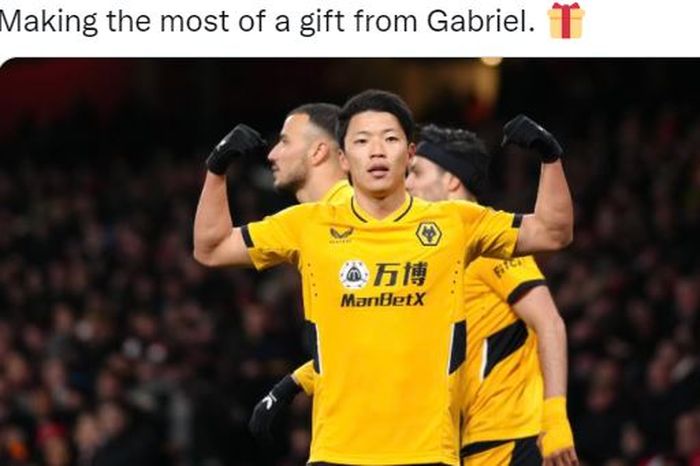 Penyerang Wolverhampton Wanderers, Hwang Hee-Chan, merayakan gol ke gawang Arsenal dalam laga Liga Inggris di Stadion Emirates, Kamis (24/2/2022).