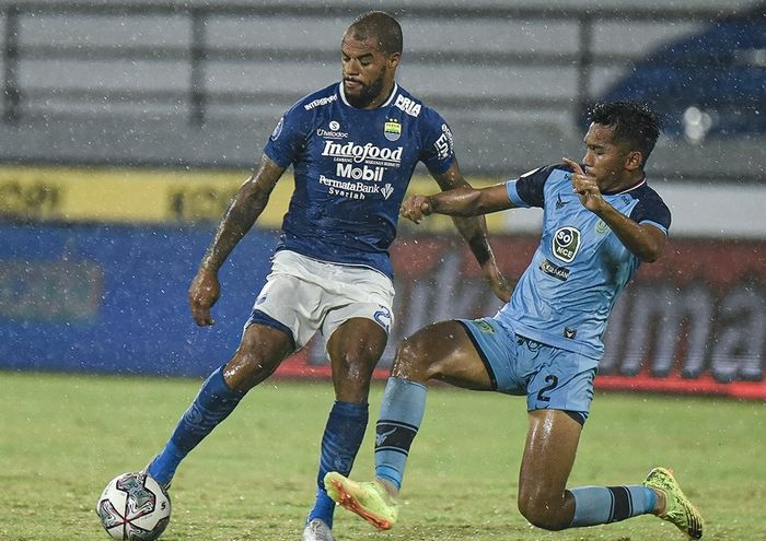 Striker Persib Bandung, David da Silva, mendapat kawalan dari pemain Persela Lamongan, Mochamad Zaenuri, pada laga pekan ke-27 Liga 1 2021-2022..