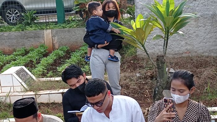 Thariq Halilintar ikut hadir di makam Vanessa Angel dan Bibi Ardiansyah di Taman Makam Islam Malaka, Ulujami, Jakarta Selatan, Sabtu (26/2/2022).