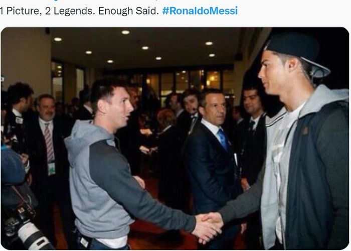 Lionel Messi sedang berjabat dengan rivalnya, Cristiano Ronaldo.