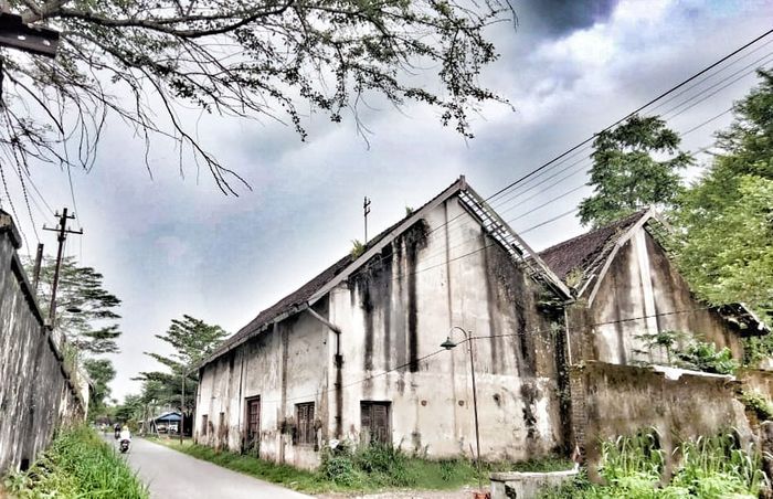 Tembok tua usang dari awal abad ke-20 bekas bangunan industri gula di Delanggu, Klaten.