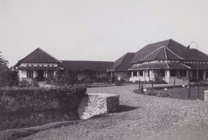 Rumah pegawai pabrik karung goni di Delanggu, Klaten yang diambil sekitar tahun 1920.